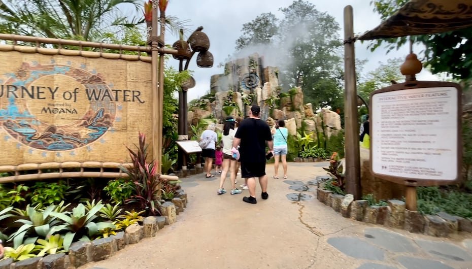 El agua como un elemento para divertirse, protagoniza el recorrido por "Journey of Water, Inspired by Moana", que abrió el 16 de octubre en el parque de Epcot, en Walt Disney World, de Orlando, Florida.