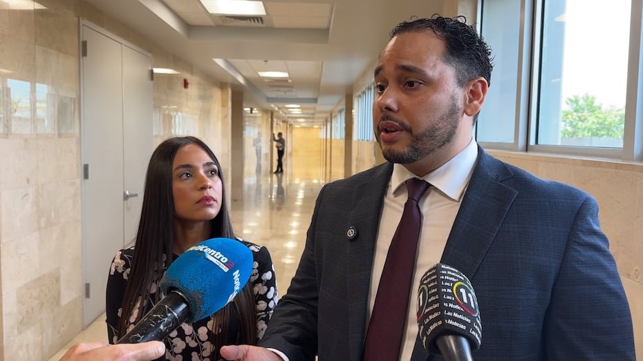 El fiscal Pedro Mateo Casado (der) explicó que la testigo estaba fuera de Puerto Rico por un viaje previamente planificado y que no pudo cancelar.
