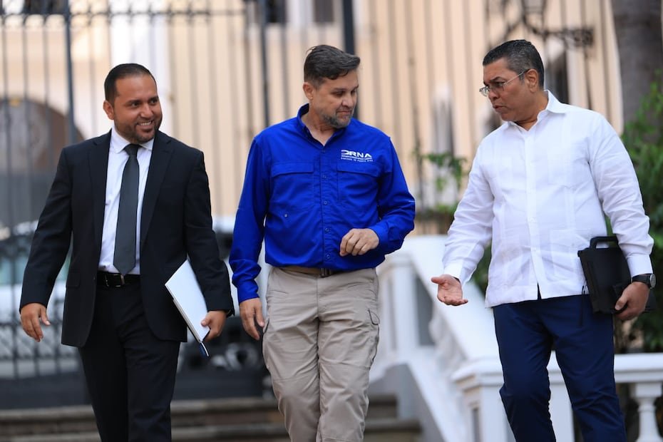 En la foto, Orlando C. Rivera Berríos (izq.), seretario de la Oficina de Gerencia y Presupuesto (OGP), acompañado por Quiles Pérez (centro) y Colón (derecha).
