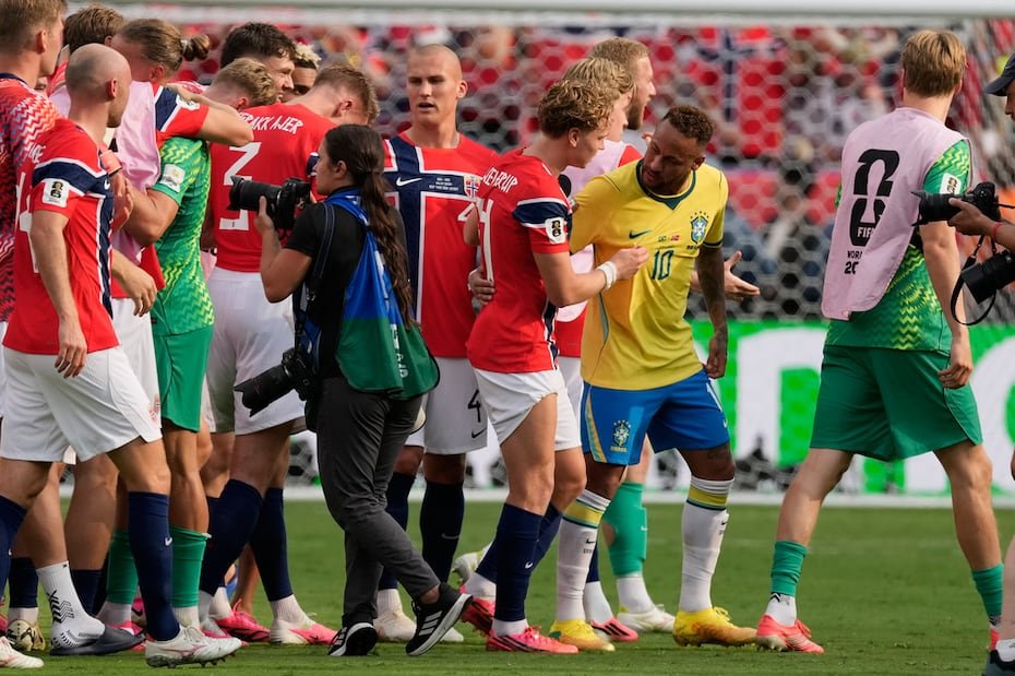 Neymar, a la derecha, felicita a Andreas Schjelderup tras la victoria de Noruega.