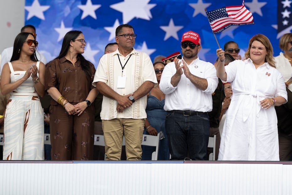 La gobernadora Jenniffer González (derecha) lideró la celebración del Día de la Independencia de Estados Unidos.