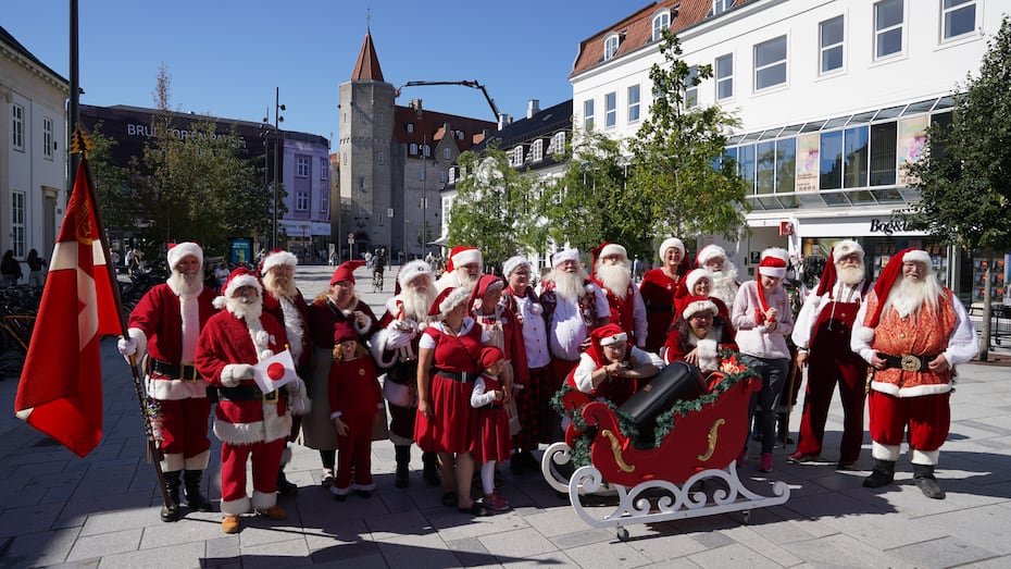 El evento, que el próximo año celebrará su 70.º aniversario, fue creado para entretener a los niños, pero con el tiempo se convirtió en un popular punto de encuentro para los Santa Claus que trabajan en tiendas y centros comerciales durante la temporada navideña.
