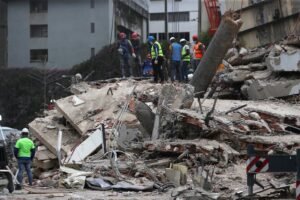 niño atrapado en La Guaira