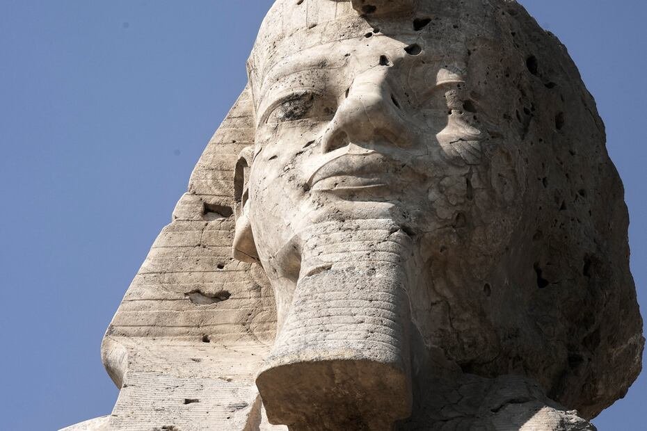 Los colosos fueron derribados por un fuerte terremoto alrededor del año 1200 a.C. que también destruyó el templo funerario de Amenhotep III.