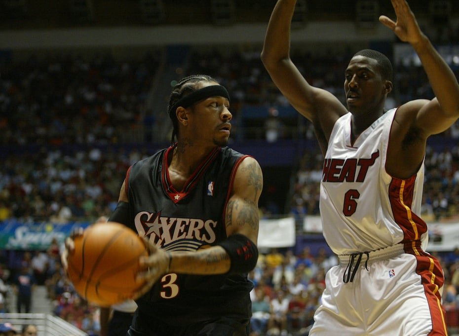 Allen Iverson, a la izquierda, es defendido por Eddie Jones durante un partido en 2003 en el Coliseo Roberto Clemente.