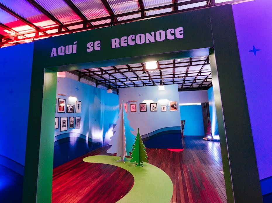 Exhibición de obras creadas por participantes del campamento de verano de la Fundación Good Bunny.