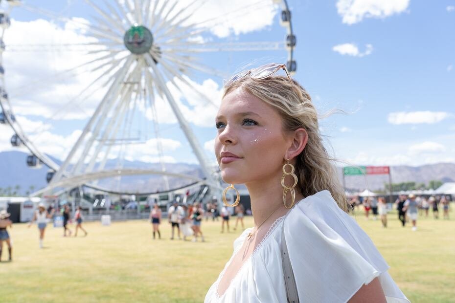 Coachella se celebra con la misma programación durante dos fines de semana consecutivos, del 10 al 12 de abril y del 17 al 19 de abril, en Indio, y abre el circuito de festivales en Estados Unidos. En la foto, Edie Remender durante el primer fin de semana del Festival de Coachella 2026.