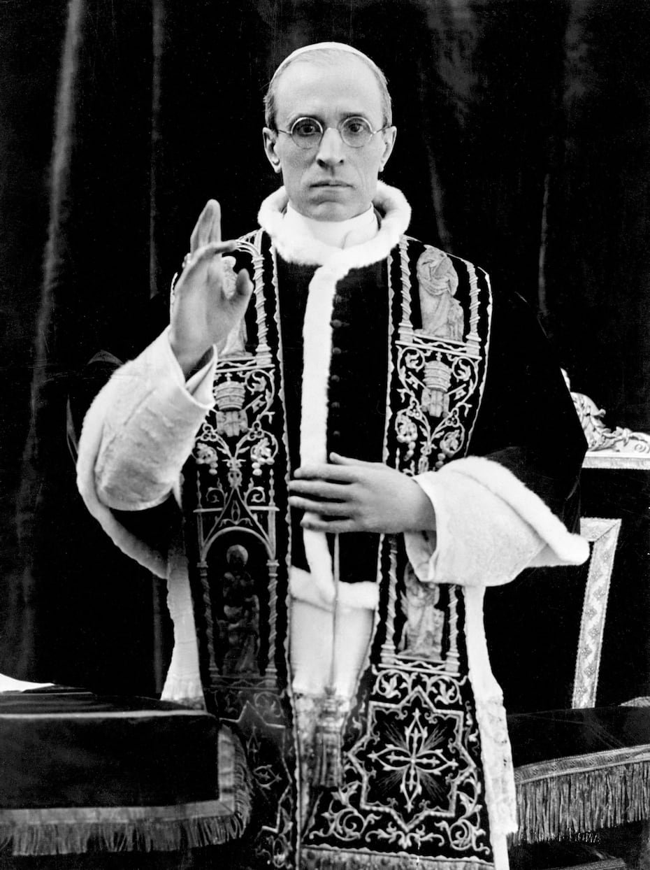 Pío XII estuvo al frente de la Iglesia católica desde el 1939 hasta el 1958. Su pontificado ocurrió en medio de la Segunda Guerra Mundial y el holocausto.