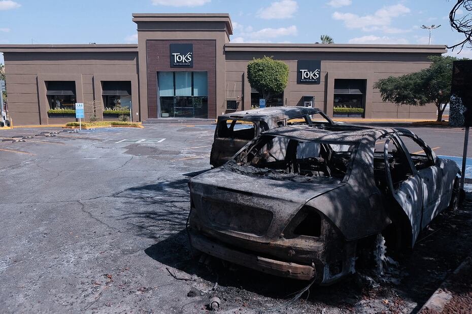 Supuestos integrantes del crimen organizado bloquearon este domingo distintas vías de los estados de Jalisco, Michoacán (oeste de México) y Tamaulipas (norte) con vehículos incendiados, y quemaron varios negocios en Guanajuato (oeste), en medio de enfrentamientos con fuerzas federales de seguridad.
