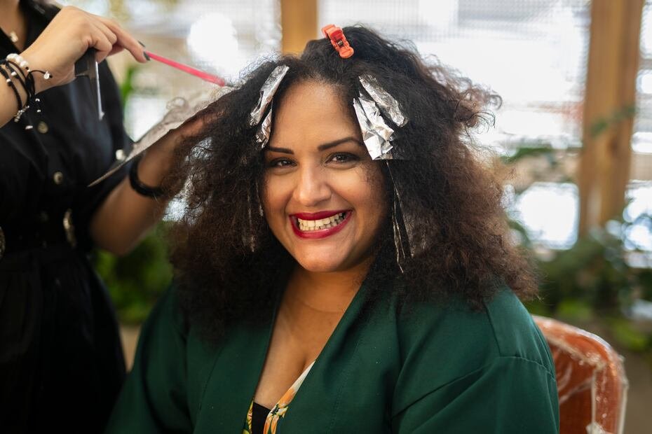 Ayer, la egresada de la competencia “Master Chef Latino” regresó al salón de belleza para realizarse un cambio de imagen.