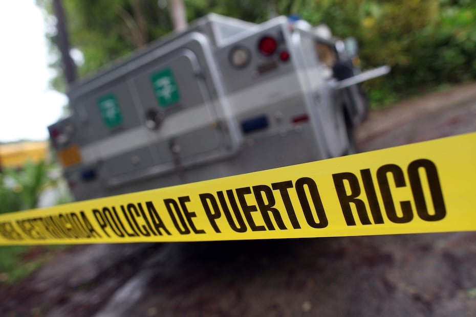 La Policía también investiga la muerte de Gemillies Lozada Navarro, de 25 años y residente de Loíza, quien, presuntamente, fue asesinada en el interior de su vehículo Hyundai Tucson. Según la Policía, Lozada Navarro fue víctima de feminicidio a manos de su expareja, quien, supuestamente, le realizó múltiples disparos. El hombre, que no ha sido identificado, resultó herido y recibe atención en el Hospital Universitario Dr. Federico Trilla, en Carolina.