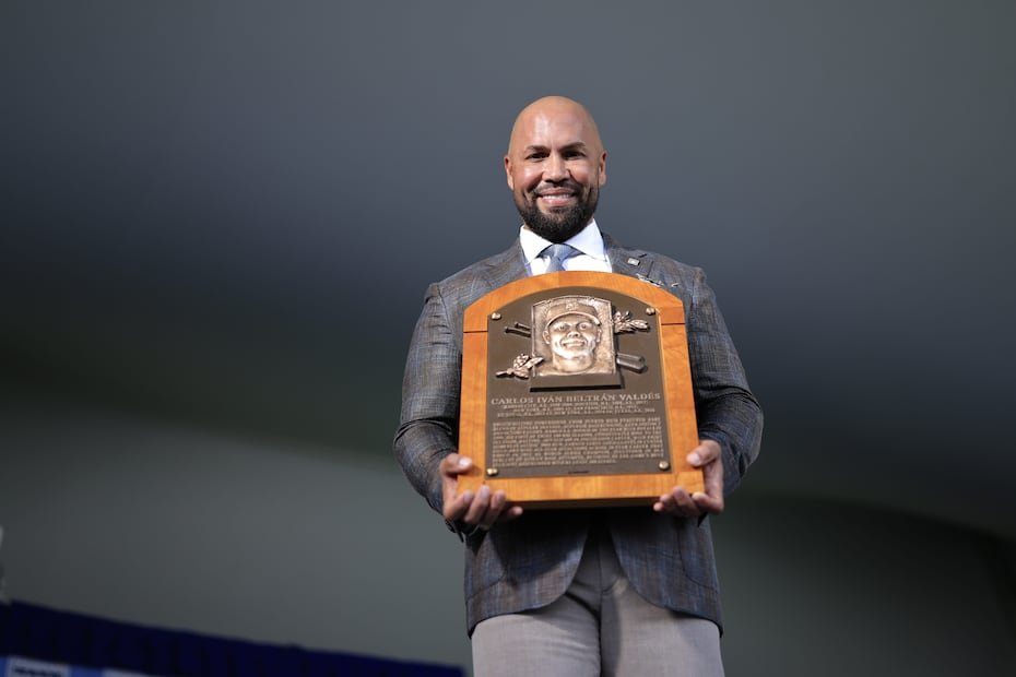 Carlos Beltrán posa con la placa del Salón de la Fama del Béisbol.
