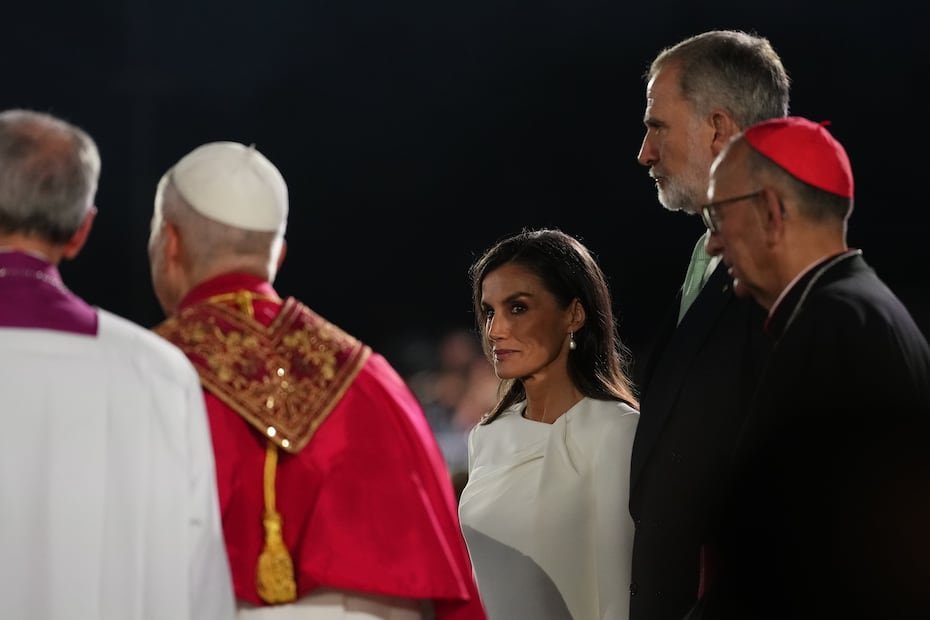 La reina Letizia, al centro; el rey Felipe VI de España, segundo desde la derecha; el cardenal Juan José Omella, a la derecha; el papa León XIV, segundo desde la izquierda; y el maestro de ceremonias del Vaticano, arzobispo Diego Giovanni Ravelli.
