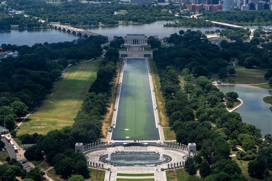 El estanque reflectante del Monumento a Lincoln fue recientemente restaurado para colocar un nuevo revestimiento color azul en su fondo, pero días después se ve contaminado por algas verdes.