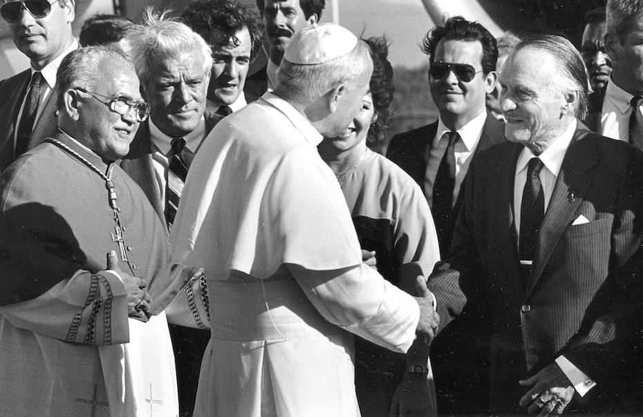 Luis A. Ferré recibe a Juan Pablo II.