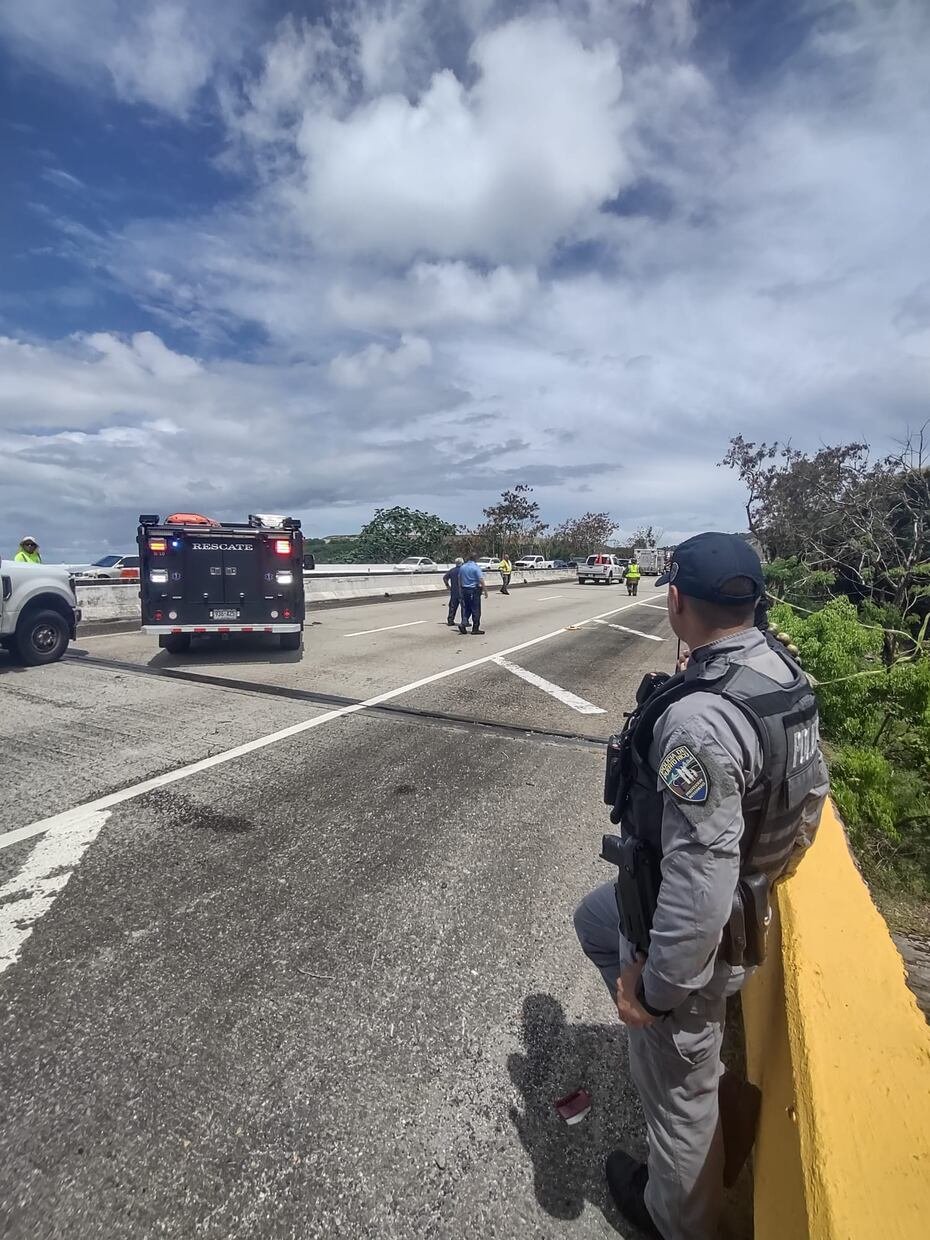 Un tramo de la carretera fue cerrado al tránsito mientras concluye la investigación.