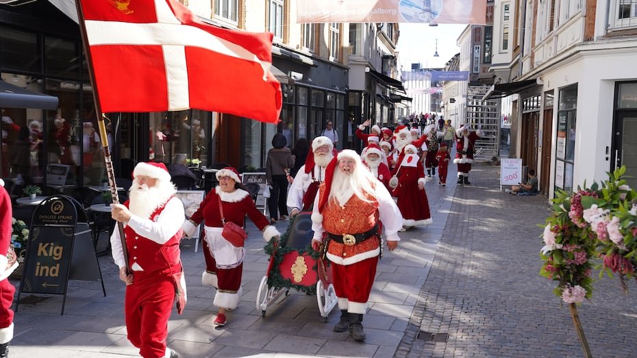 El encuentro ofrece a los Santa Claus profesionales —no al verdadero, por supuesto— la oportunidad de intercambiar anécdotas, comparar sus barbas, perfeccionar su oficio y participar en concursos recreativos meses antes de que comience la frenética temporada navideña y alguien empiece a revisar las listas de quiénes se portaron bien y quiénes no.