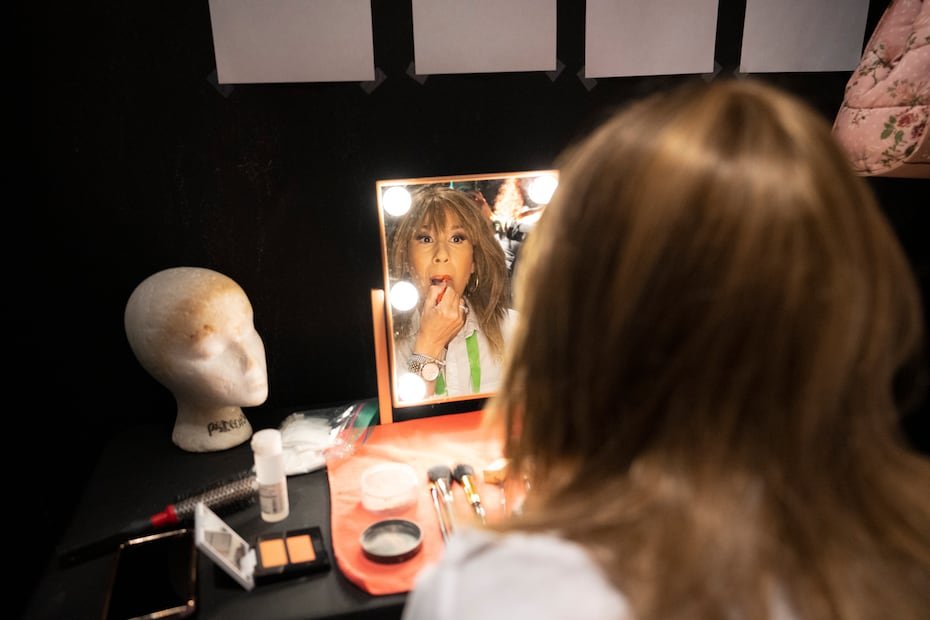 En una esquina del “backstage”, la intérprete de “Lumarie”, Sara Jarque, diseñó un espacio acogedor con un espejo, una silla y una mesa. También, en la pared, hay una lista por cada uno de sus personajes donde detalla todos los elementos que utiliza para la transformación de estos.
