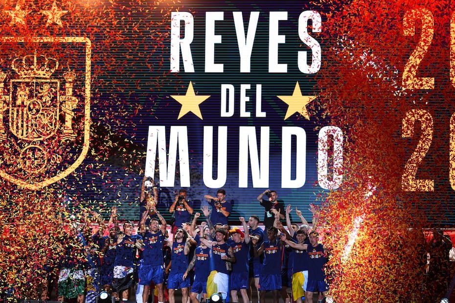 La selección española celebra en Cibeles su campeonato del mundo.