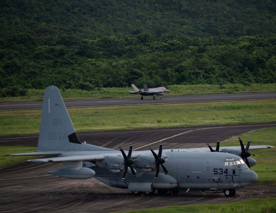 Como parte de la movilización, grandes cantidades de equipo han sido transportadas en aviones KC-130J Super Hercules de la Fuerza Aérea de Estados Unidos.