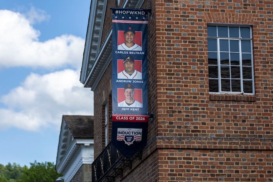 Afiche en las afueras del museo de Beltrán, Andruw Jones y Jeff Kent, los nuevos inmortales del béisbol.