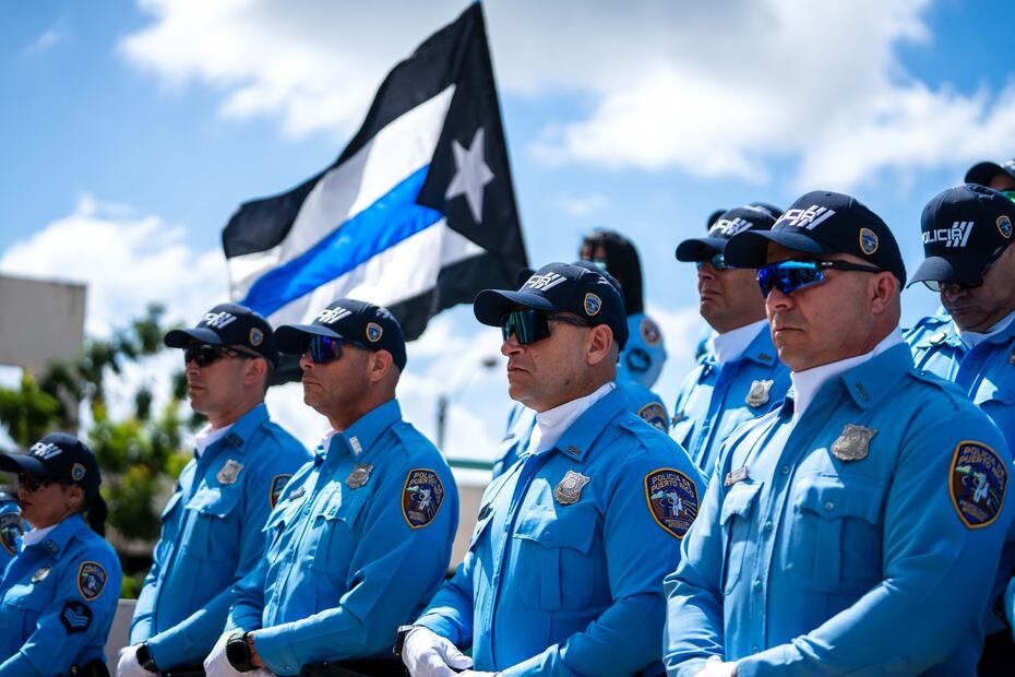 De igual forma, se ordenó el izado de banderas y la entrega de medallas póstumas.