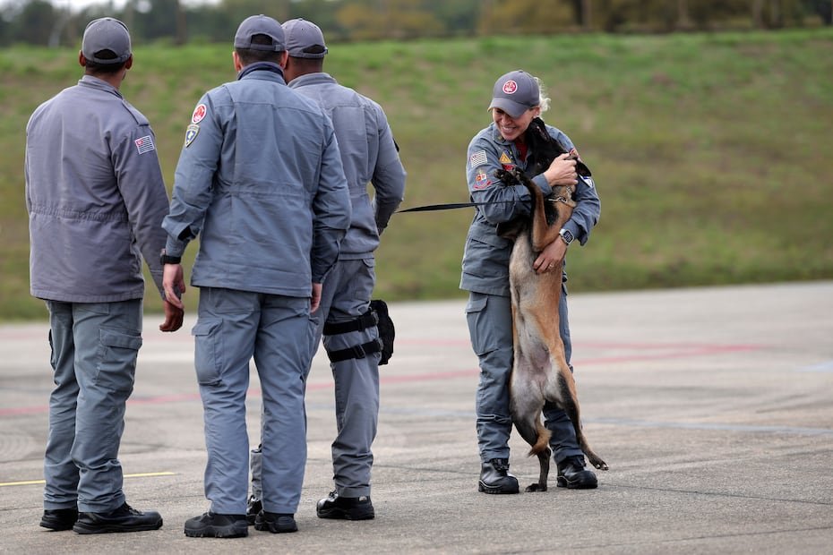 Una rescatista abraza a su perro antes de abordar un vuelo humanitario de la Fuerza Aérea Brasileña con destino a Venezuela.