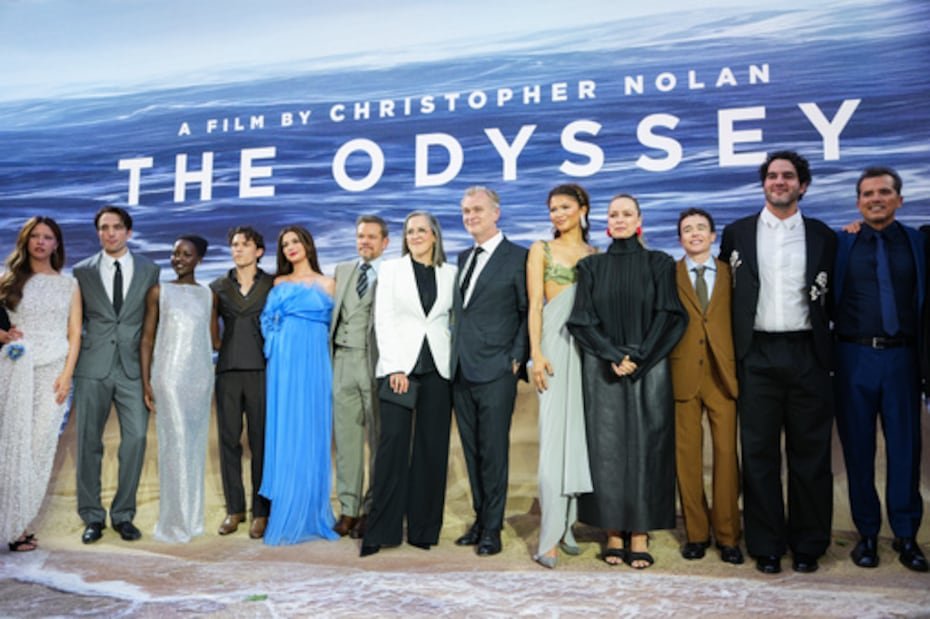 Mia Goth, desde la izquierda, Robert Pattinson, Lupita Nyong'o, Tom Holland, Anne Hathaway, Matt Damon, Emma Thomas, Christopher Nolan, Zendaya, Samantha Morton, Elliot Page, Benny Safdie y John Leguizamo posan para los fotógrafos a su llegada al estreno de la película en Londres. Lupita Nyong’o (Helena y Clitemnestra) interpreta tanto a Helena, reina de Esparta y dueña del rostro que hizo zarpar mil naves, casada con Menelao, como a su hermana Clitemnestra, casada con Agamenón.