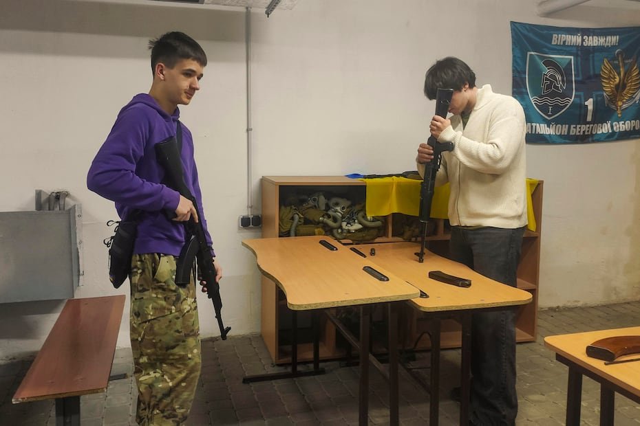 Tanto chicos como chicas pasan un día completo al mes en el centro aprendiendo manejo de armas, medicina de campaña, tácticas básicas, manejo de drones y otras habilidades fundamentales.