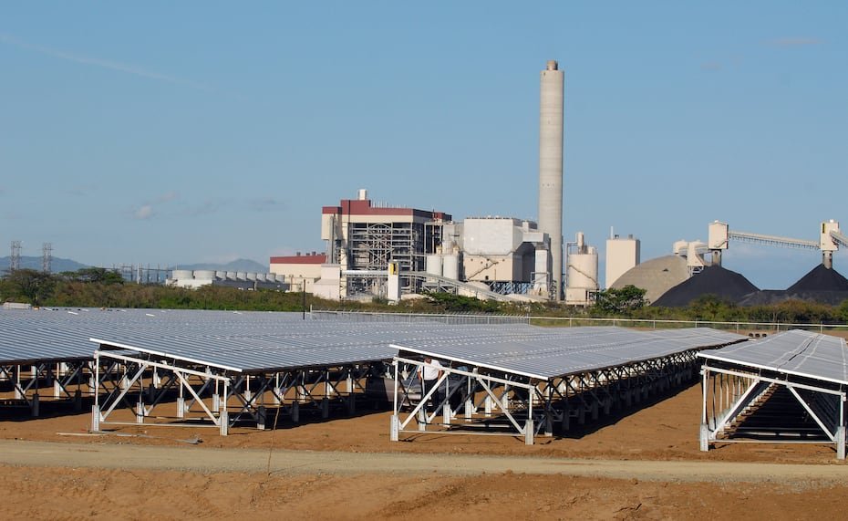 La cogeneradora AES, en Guayama, entró en servicio en 2002 y es la única planta en el país que produce energía a base de carbón. La instalación tiene una capacidad de 508 megavatios.