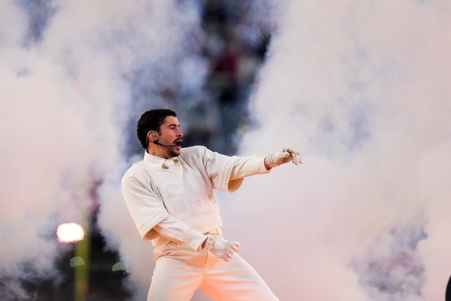 Bad Bunny se presenta durante el medio tiempo del Super Bowl 60 de la NFL entre los New England Patriots y los Seattle Seahawks, el domingo 8 de febrero de 2026, en Santa Clara, California.