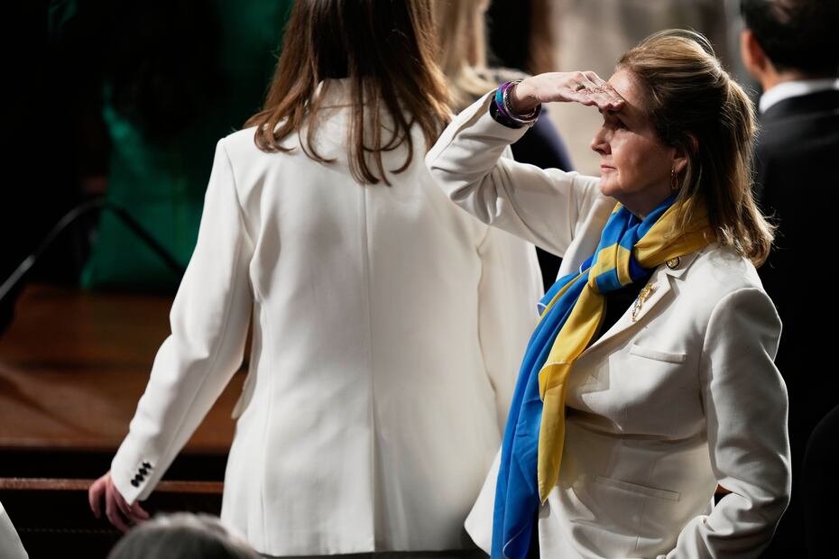Las congresistas demócratas acordaron vestir de blanco en protesta de las políticas de Trump y en apoyo a las víctimas de Jeffrey Epstein. En la foto, la representante Madeleine Dean.