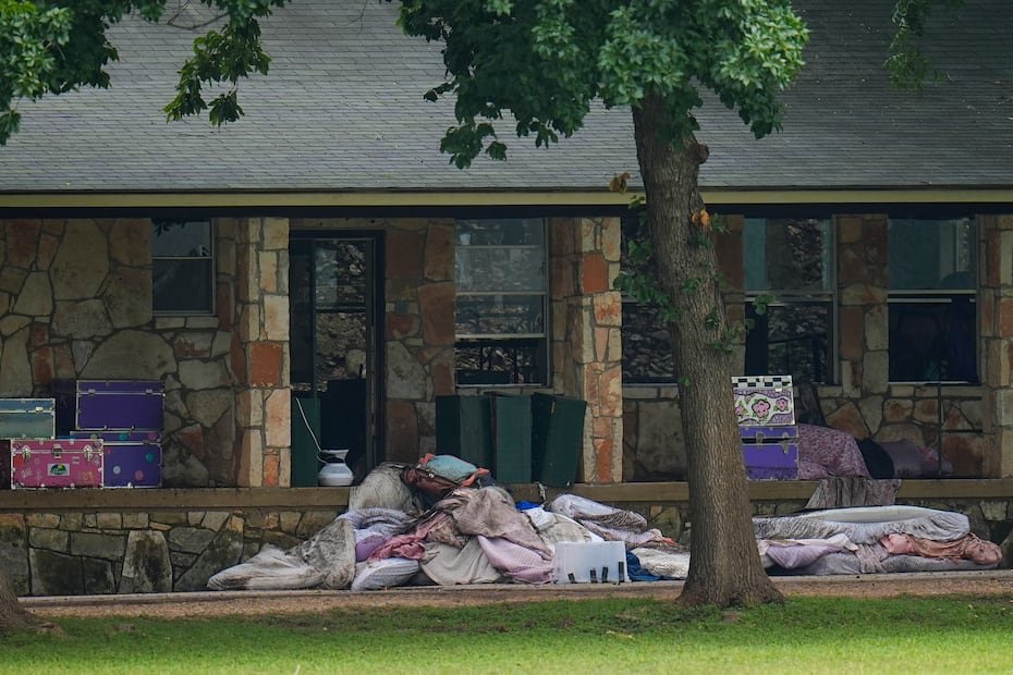 Sábanas y otros artículos de cama fueron acomodados en el exterior de las cabañas que ocupaban las niñas en el campamento de verano cristiano.