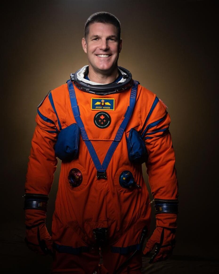 El segundo especialista de misión es Jeremy Roger Hansen, un astronauta, piloto de combate, físico y exacuanauta canadiense. Fue seleccionado para unirse a la Agencia Espacial Canadiense (CSA) en la convocatoria de 2009.