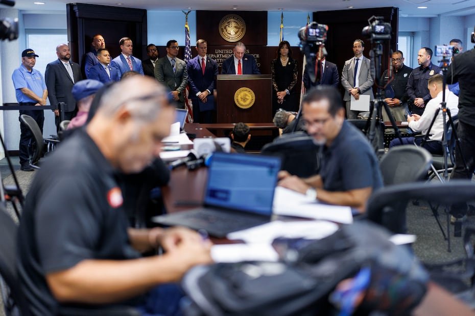 El jefe de Fiscalía federal también hizo presencia constante al hablar sobre los operativos y arrestos que realizaban ante los medios de comunicación.