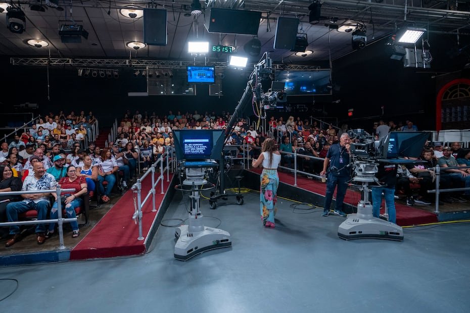 A las 6:00 p.m., en lugar de Arrieta, cualquier figura del equipo asume el papel de anfitrión. En esta ocasión, fue la ocurrente Joealis Filippetti.