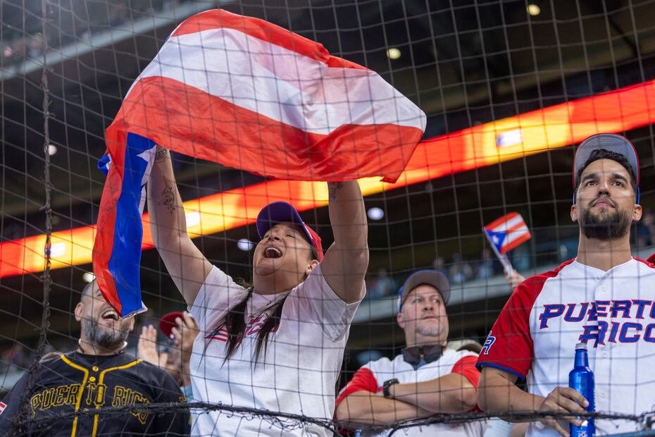 Las banderas de Puerto Rico se hicieron notar en el Daikin Park desde temprano.