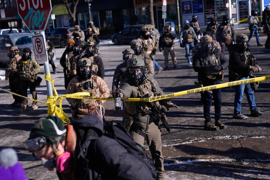 Agentes federales de inmigración desplegaron gas pimienta contra observadores en Minneapolis tras un tiroteo registrado el 24 de enero de 2026 en el que un hombre de 37 años falleció.