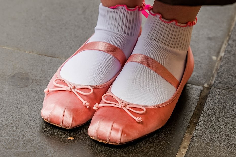 Cada vez es más común ver a jóvenes que jamás han asistido a una clase de ballet paseando por la ciudad con bailarinas de punta, faldas de tul y calentadores en las piernas.