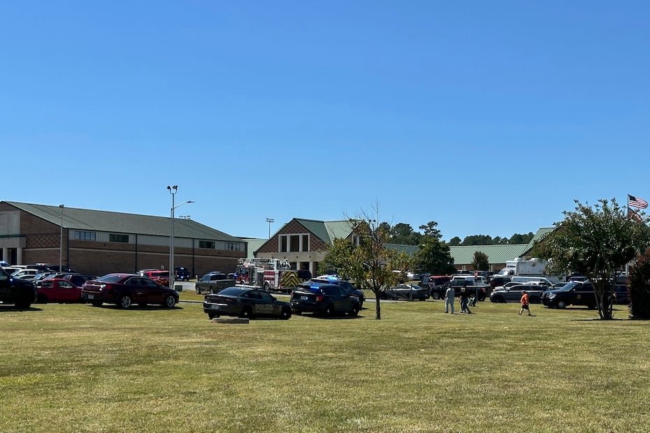 La oficina del Negociado Federal de Investigaciones (FBI, en inglés) en Atlanta dijo en un comunicado que el “FBI (en) Atlanta está consciente de la situación actual en Apalachee High School en el condado de Barrow. Nuestros agentes están en el lugar coordinando y apoyando a las fuerzas del orden locales”.