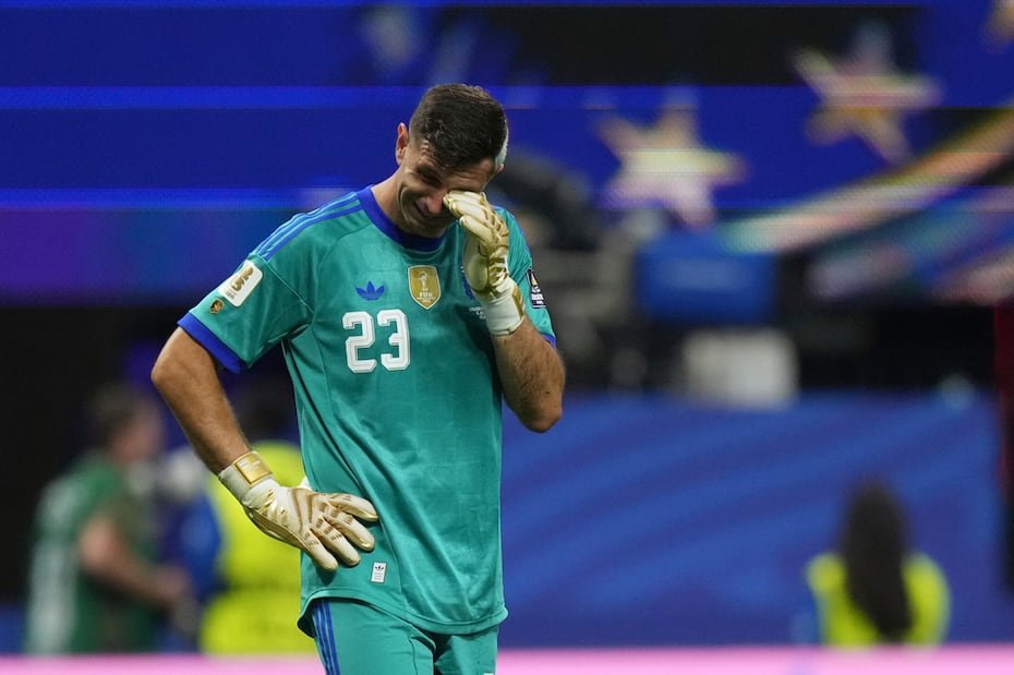 El portero argentino Emiliano "Dibu" Martínez llora luego del partido entre Argentina e Inglaterra.
