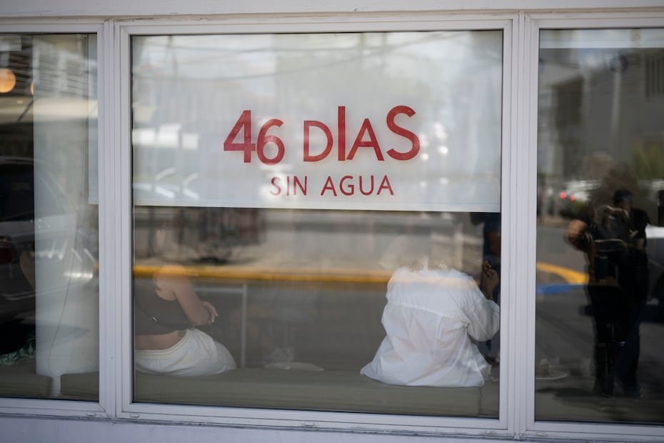 Las palabras “46 días sin agua” en el cristal de Café Regina resume la situación que enfrenta este negocio en la calle Loíza, en Santurce. Sus dueños mantienen un conteo de los días sin servicio ante la falta de una solución.