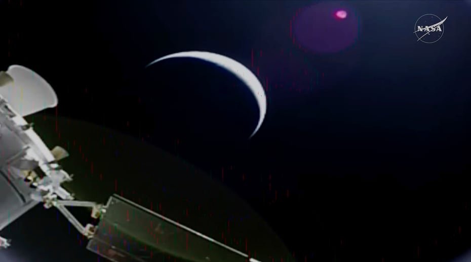 Durante la misión, Orion realizará varias maniobras para elevar su órbita terrestre antes de colocarse en una trayectoria de retorno libre alrededor de la Luna, lo que permitirá que la gravedad terrestre guíe la nave de regreso tras su sobrevuelo lunar.
