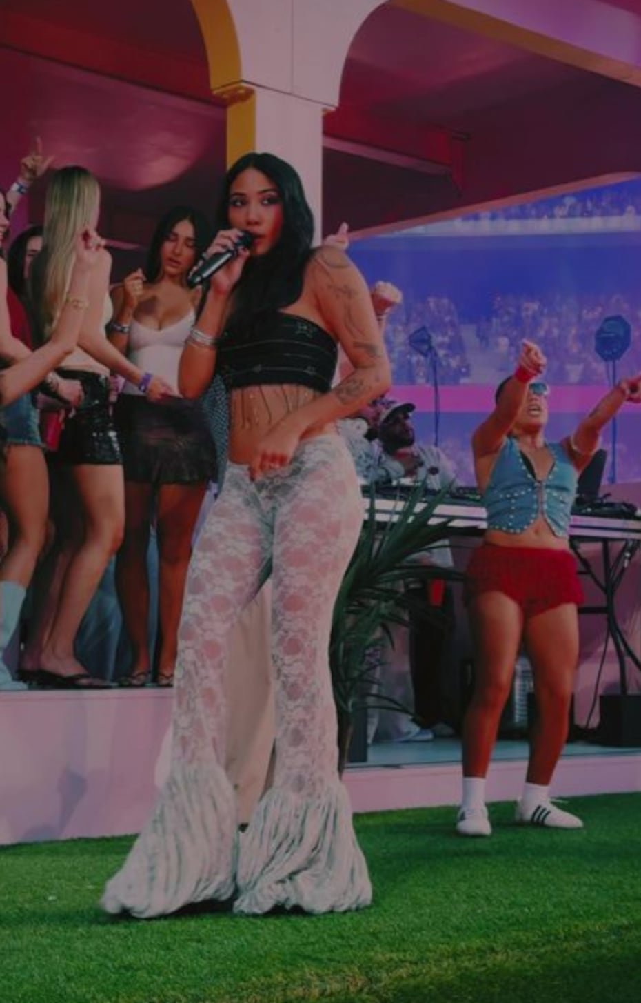 RaiNao (7 de junio).  La cantante puertorriqueña apareció como invitada especial para interpretar “PERFuMITO NUEVO”, llevando al Metropolitano una de las colaboraciones más recientes y comentadas del universo musical de Bad Bunny.