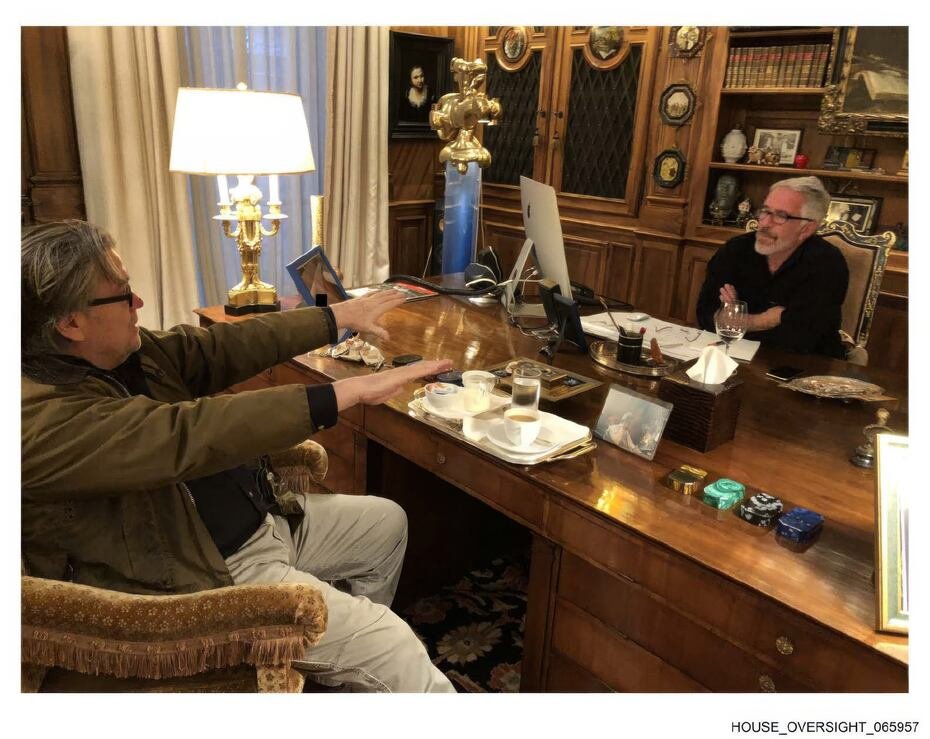Desde otro ángulo, Jeffrey Epstein conversando con Steve Bannon.