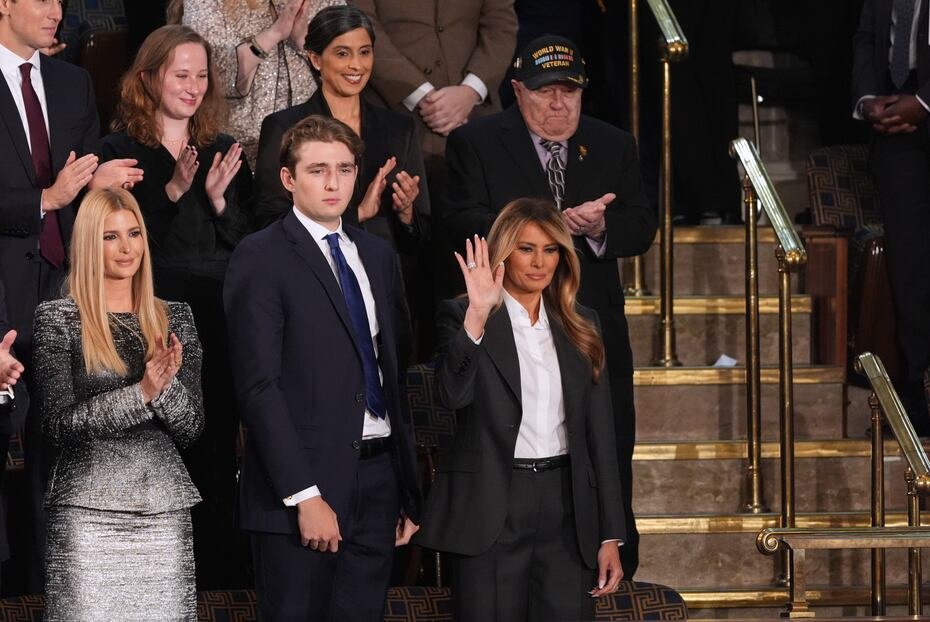 La primera dama Melania Trump tras hacer su entrada al hemiciclo.