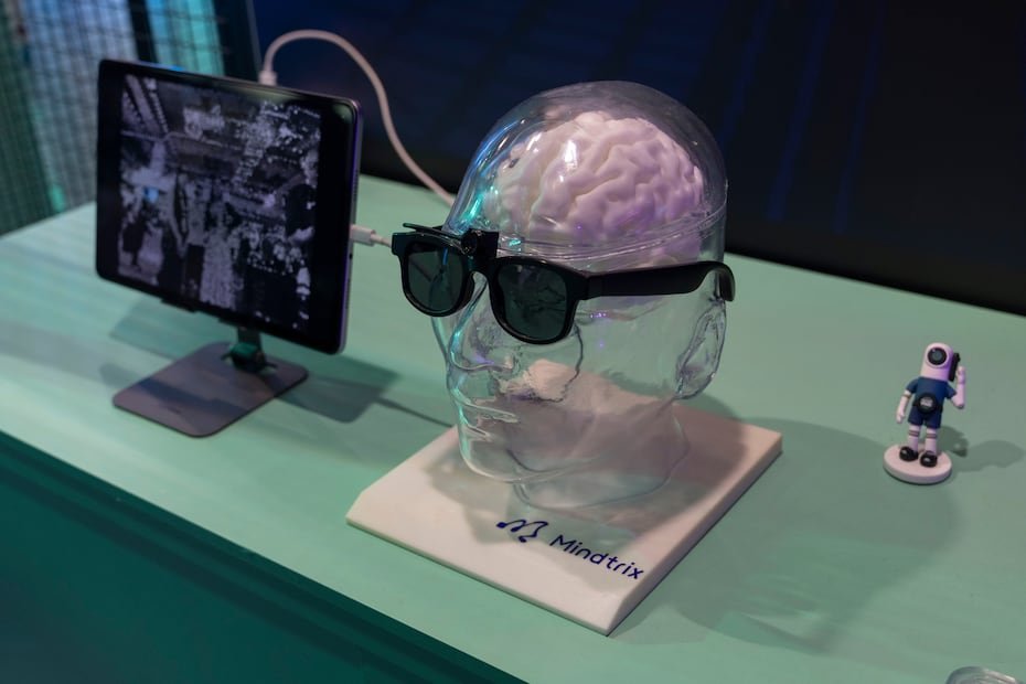 Una exhibición muestra una interfaz cerebro-computadora de Mindtrix