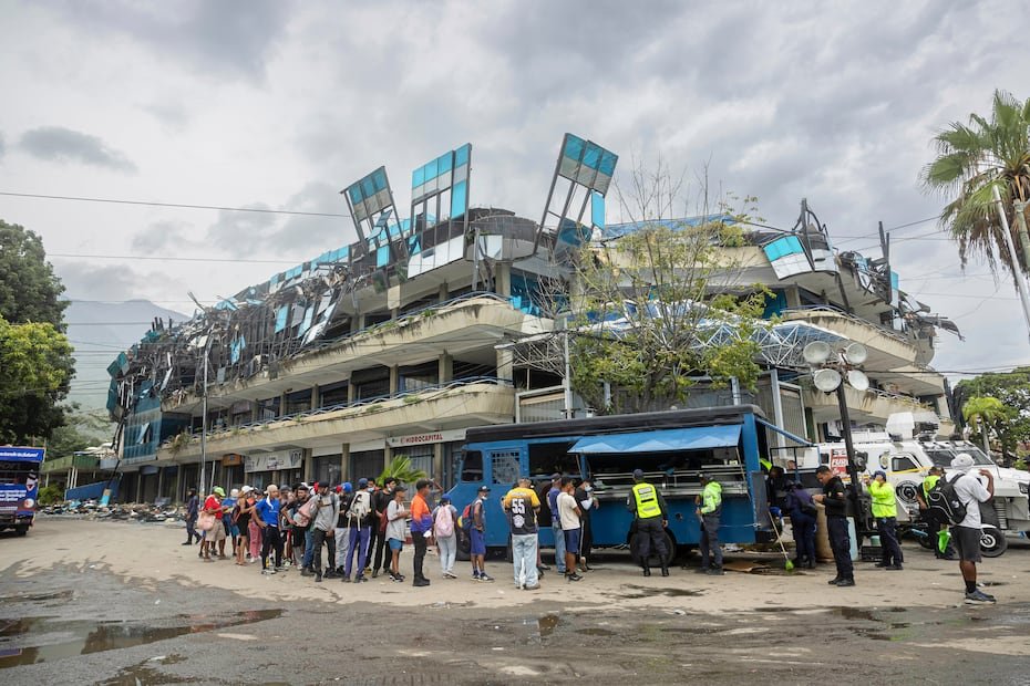 Personas hacen filas para recibir ayuda humanitaria tras el doble terremoto del 24 de junio, este viernes en Caraballeda, La Guaira (Venezuela).