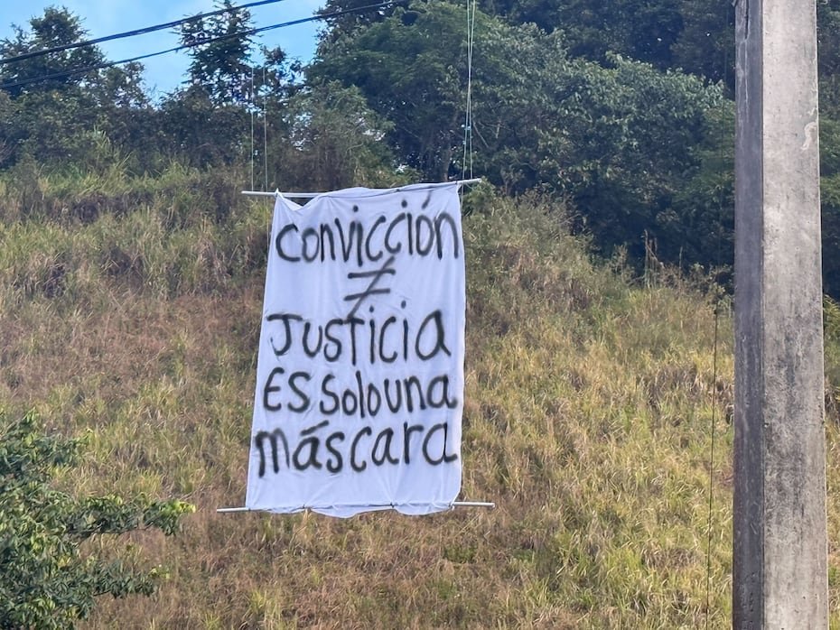 Una de esas instancias fue previo al segundo día de la vista preliminar contra Anthonieska Avilés Cabrera, una de las acusadas por el asesinato de Pratts Rosario. En esa ocasión, apareció una sábana con el mensaje: "Convicción no es lo mismo que justicia. Es solo una máscara”.