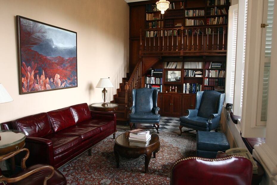 Biblioteca. Contiene algunos archivos de gobernadores, quienes también la utilizan, en ocasiones, para entrevistas a fondo.
